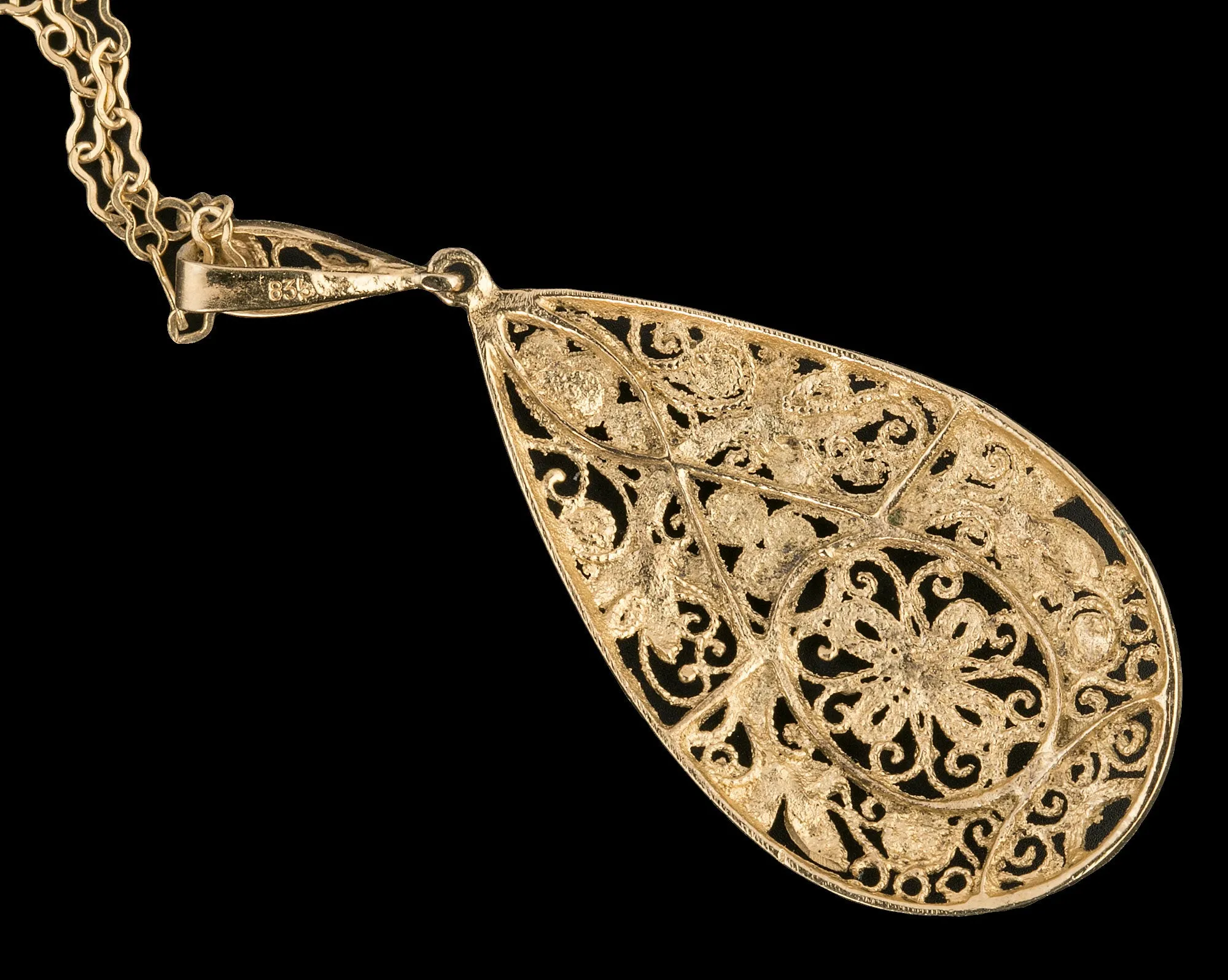 Filigree pendant, gold vermeil (Gold over 835 silver), gold plate paperclip chain. j-pdvs681