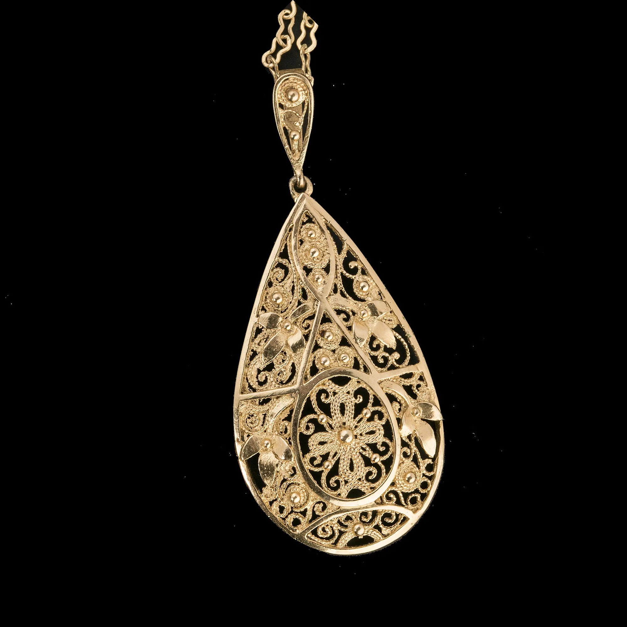 Filigree pendant, gold vermeil (Gold over 835 silver), gold plate paperclip chain. j-pdvs681