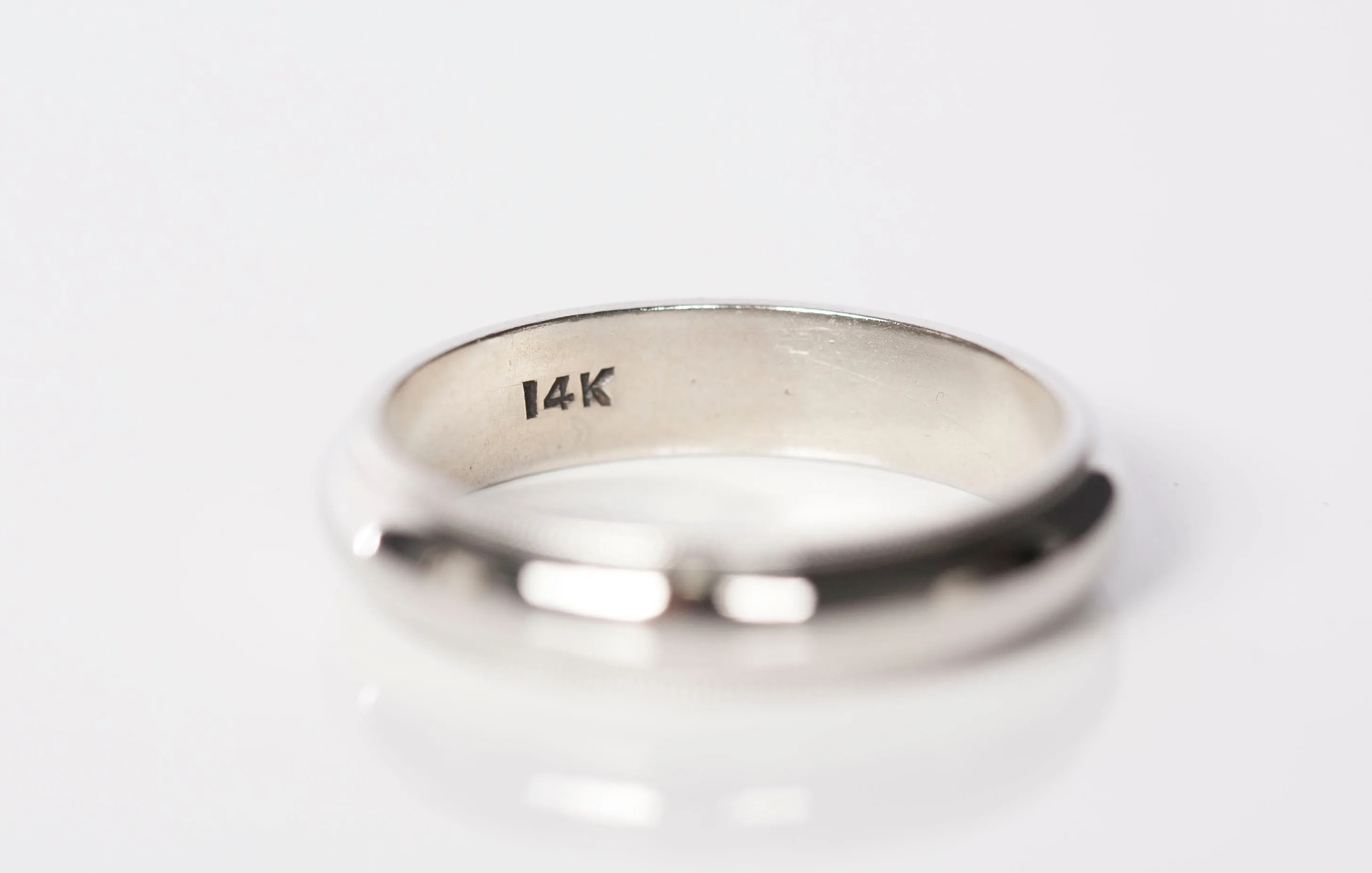 Gentlemens 14k White Gold Simple Wedding Band