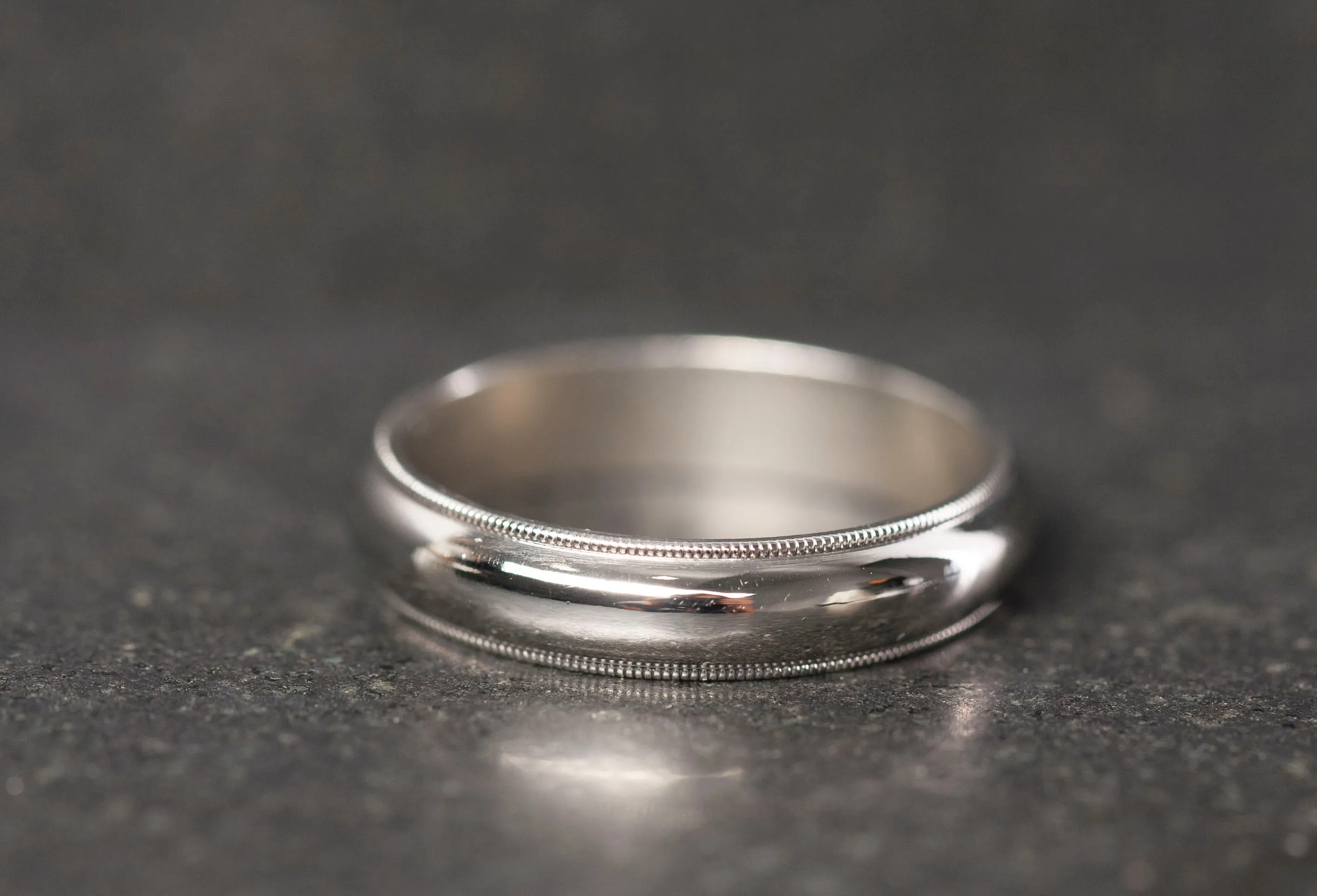 Gentlemens 14k White Gold Simple Wedding Band