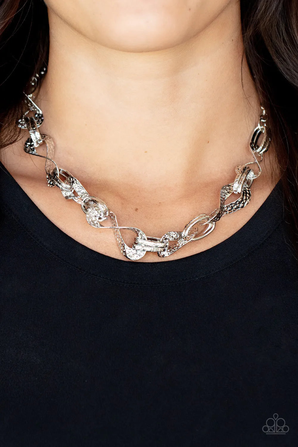 PAPARAZZI METAL of Honor - Silver NECKLACE