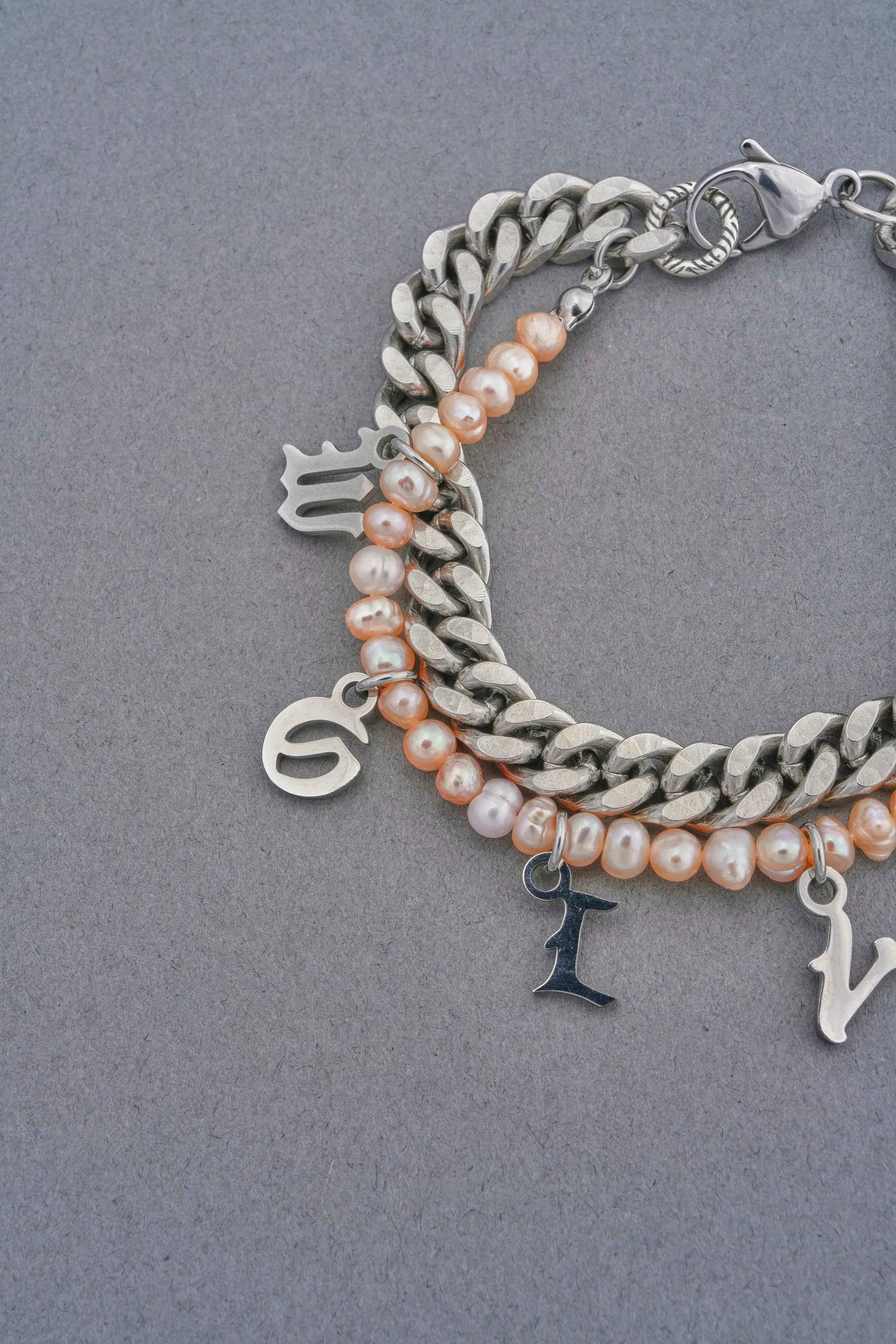 Wolves Curb Link And Pearl Bracelet in Silver/Pink